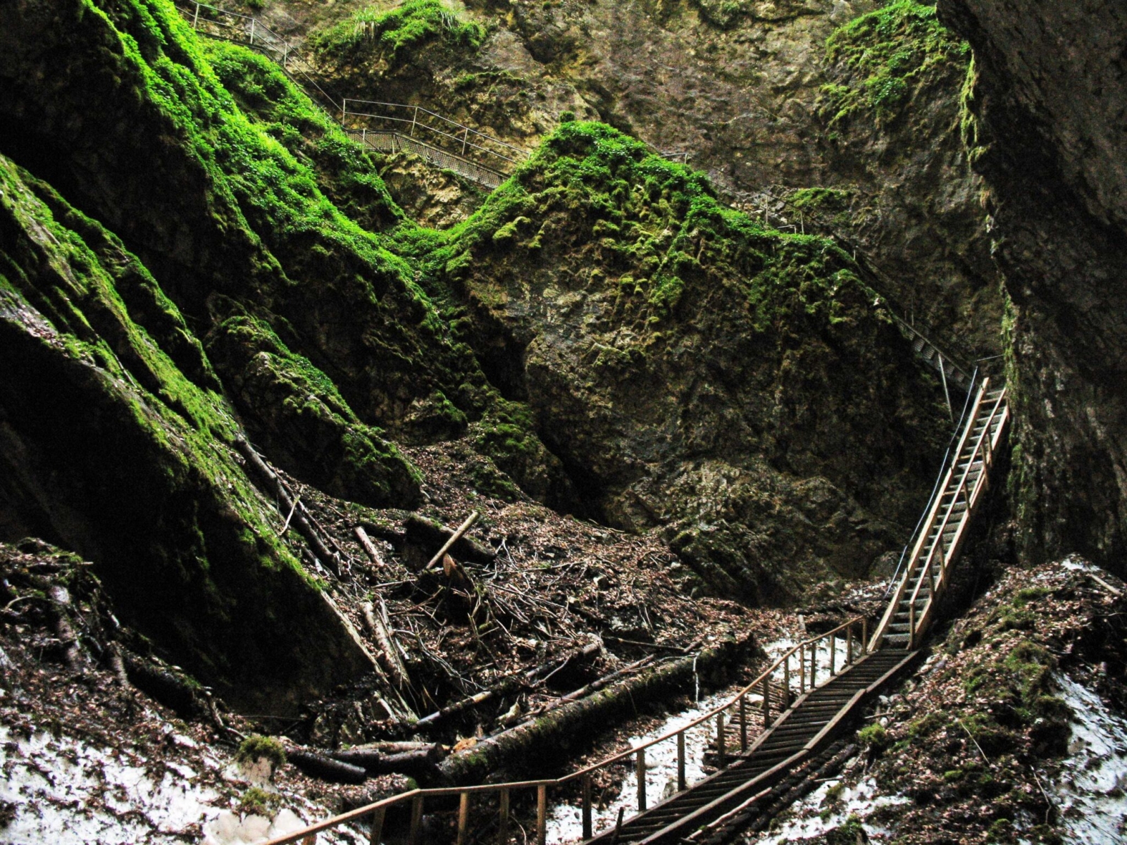 ghetarul din pestera scarisoara, cel mai mare ghetar subteran