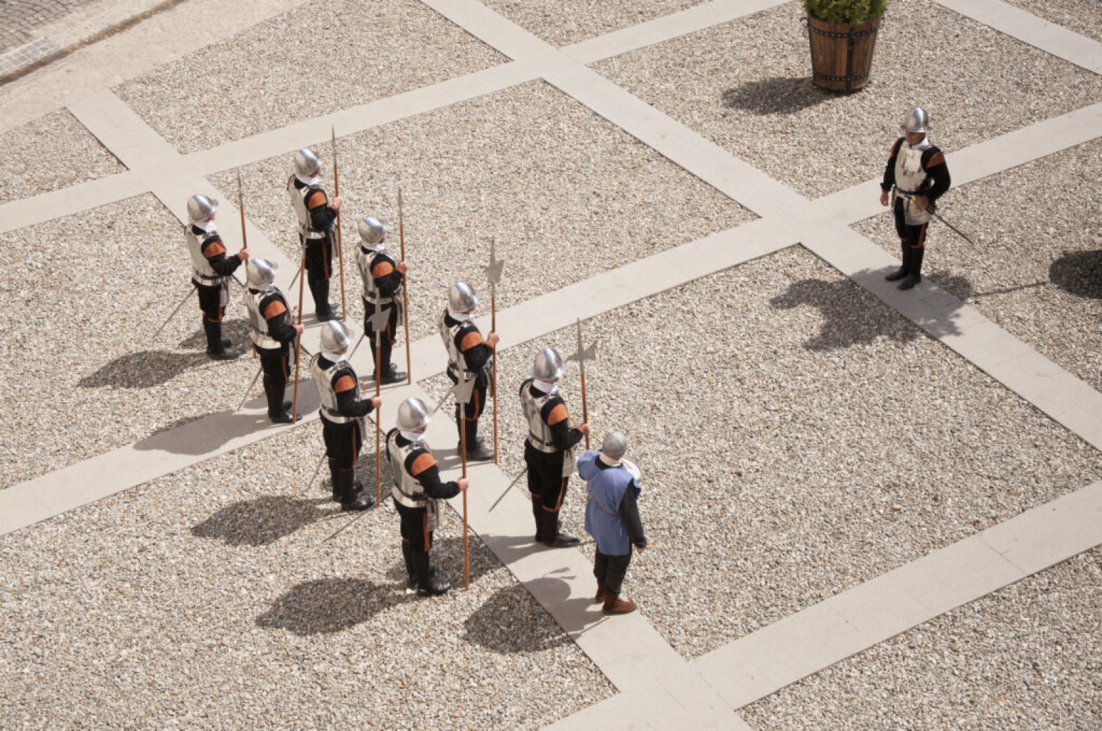 muzeul tarii fagarasului valer literat, garzi, soldati, armura, halebardieri, schimbarea garzii