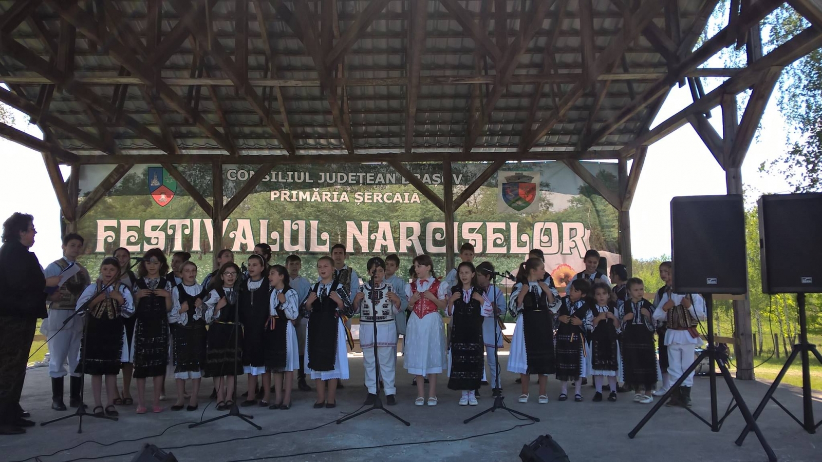 cor de copii in straie populare, sarbatoare campeneasca cu muzica traditionala