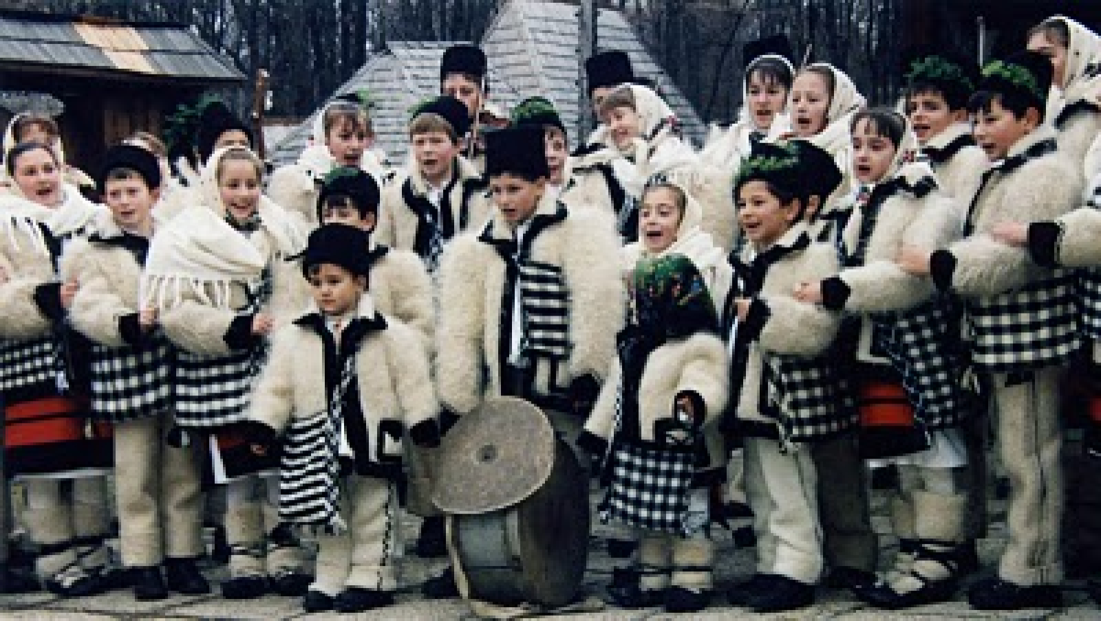 Colindat, copii in straie traditionale