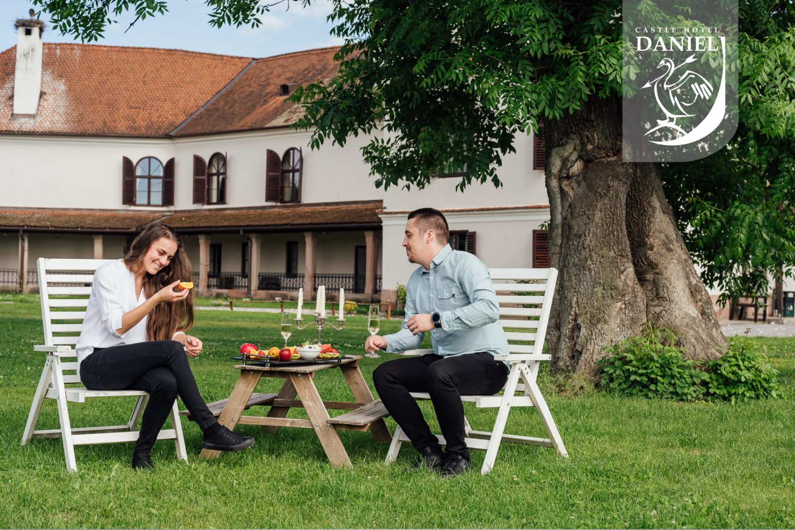 Castelul Daniel din Vârghiș, cuplu relaxanduse 