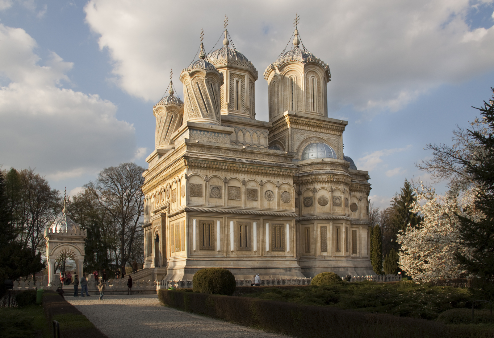 O destinație perfectă de Rusalii: Mănăstirea Curtea de Argeș