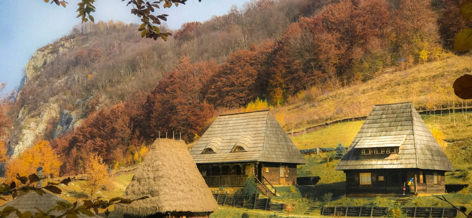 Raven’s Nest: O cazare neobișnuită în Munții Apuseni