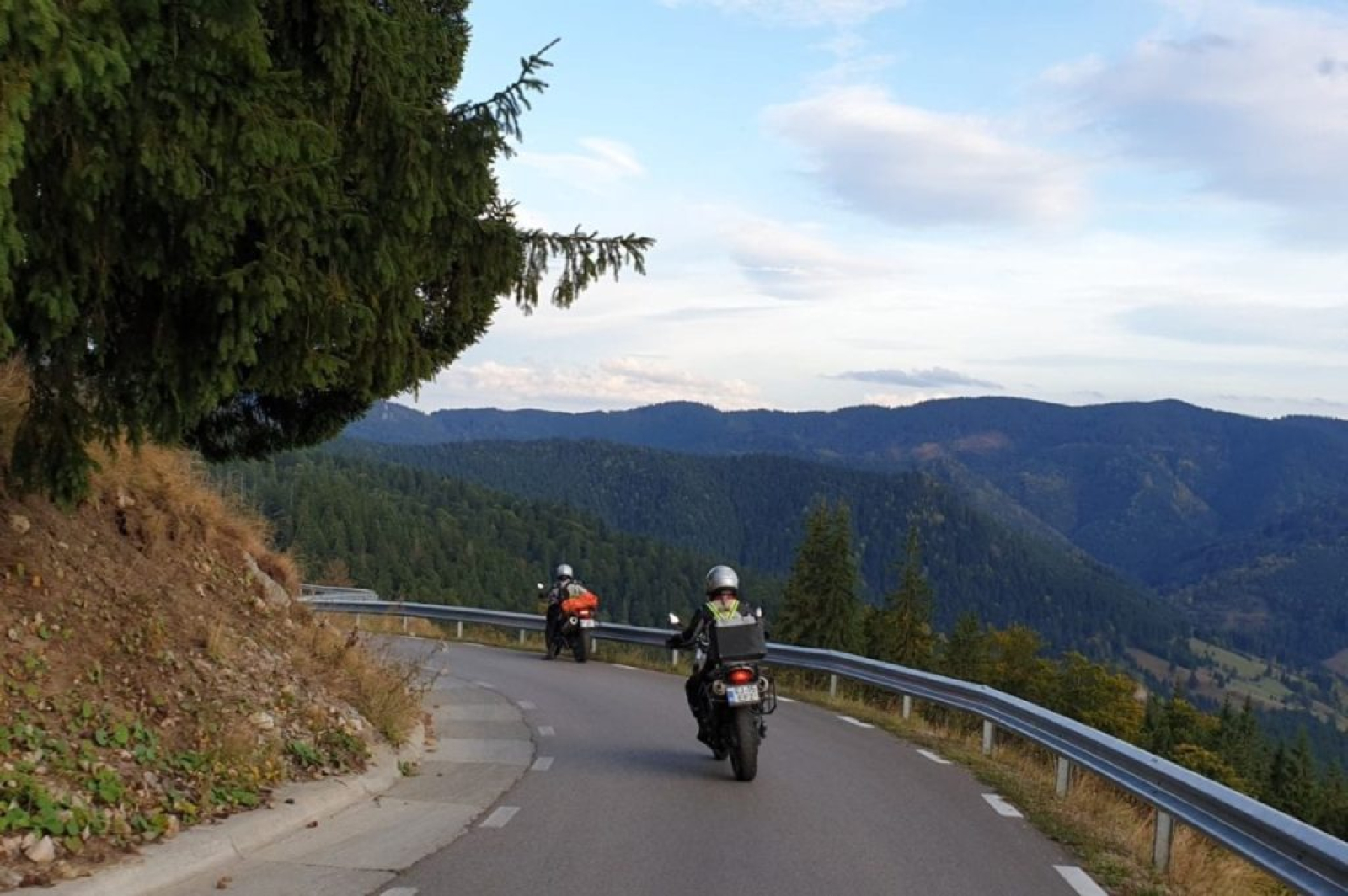 Ultimele raze calde pe două roți: Drumuri montane spectaculoase din România